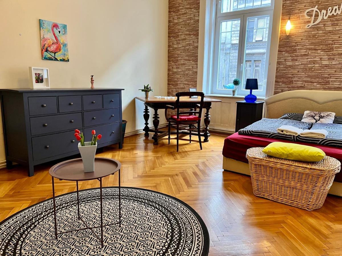 Zen Hostel By Central Market บูดาเปสต์ ภายนอก รูปภาพ